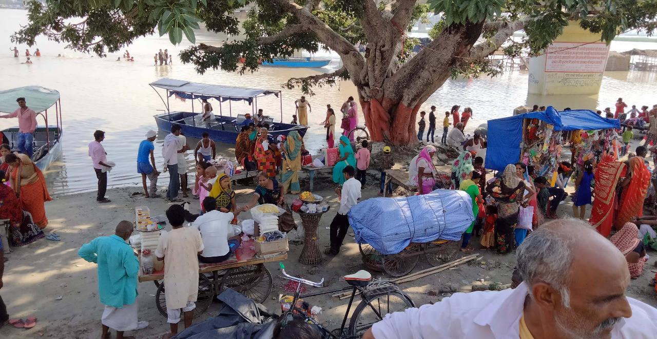 जनपद बदायूं के भागीरथी कछला घाट पर श्रधालुओ ने गंगा मे डुबकी लगाई