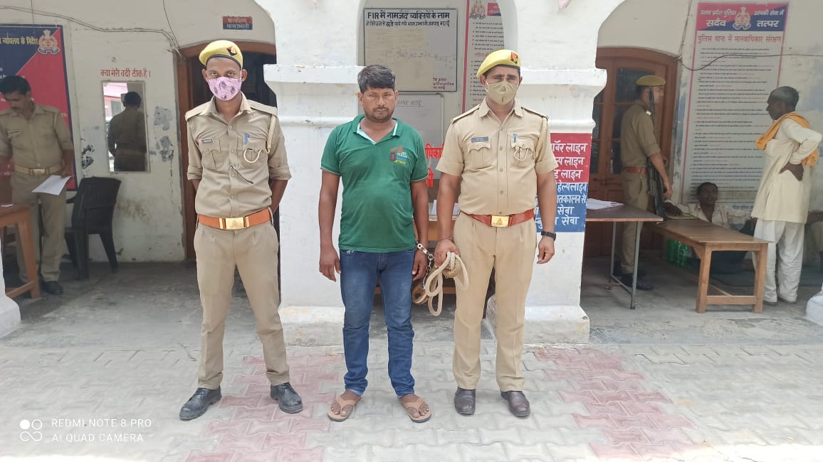 उझानी पुलिस ने अवैद्य हथियार रखने के आरोपमे  एक अभियुक्त को गिरफ्तार कर जेल भेजा