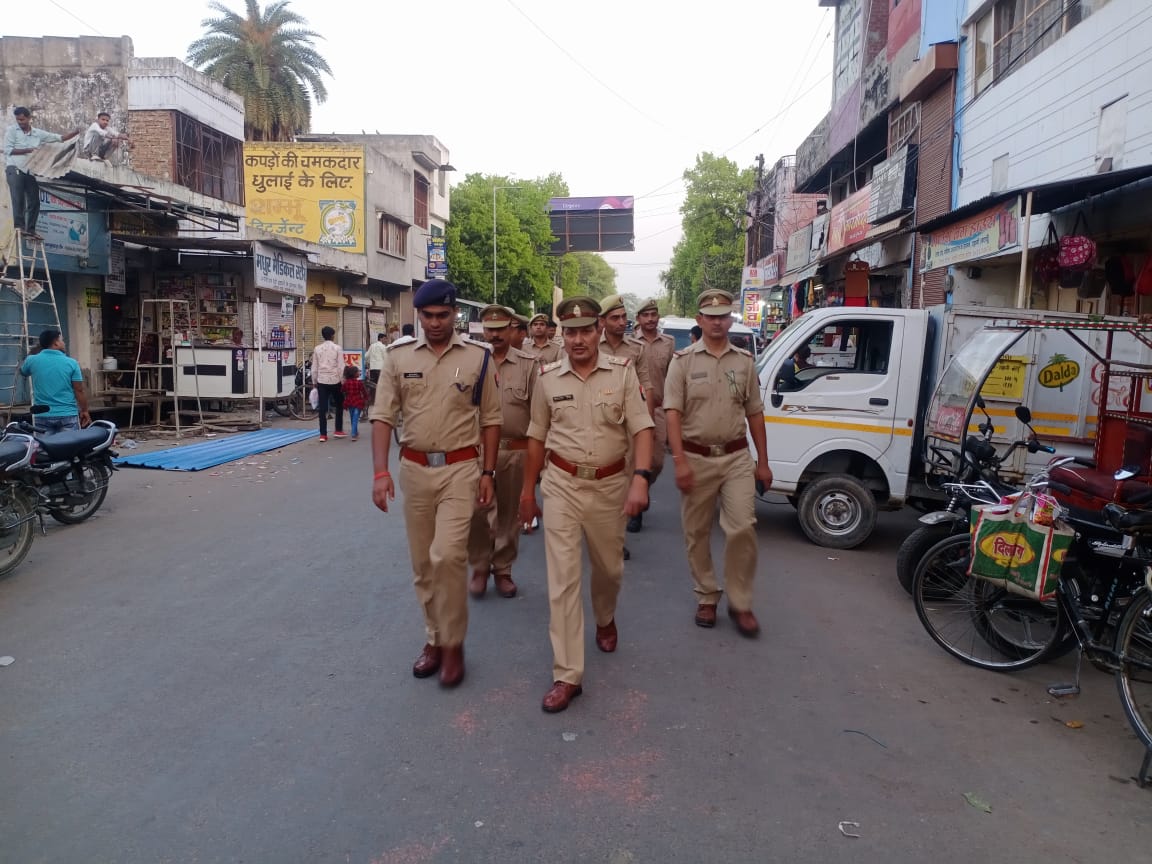  सीओ ने उझानी के मंदिर मस्जिदों पर परखी सुरक्षा व्यवस्था