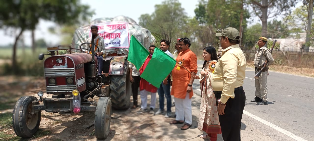 बदायूं-पूर्व राज्य मंत्री महेश चन्द्र गुप्ता ने भूसे की ट्राली को हरी झंडी दिखा रबाना किया