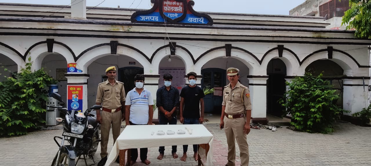 उझानी पुलिस ने अवैध असलाह एब अफीम सहित तीन अभियुक्तों को गिरफ्तार कर जेल भेजा