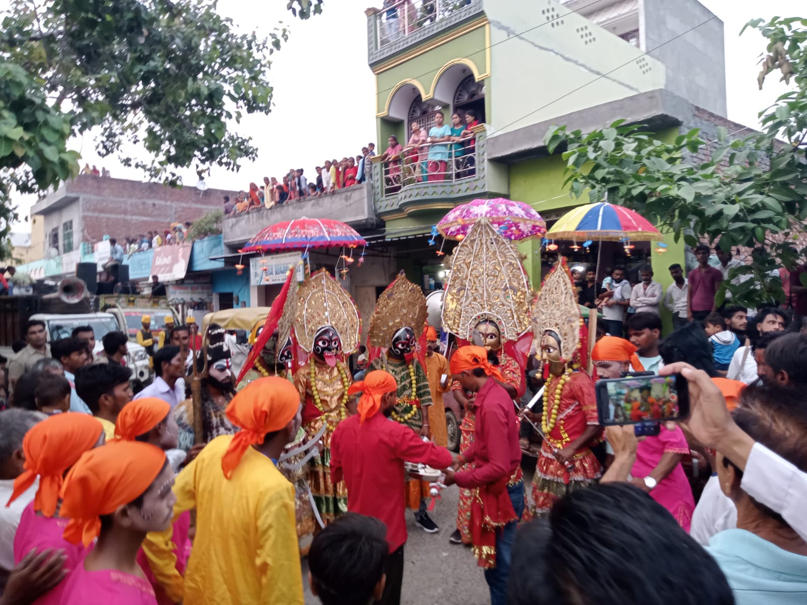 उझानी -धूमधाम से निकाली भगबान राम की बरात,जगह हुआ भव्य स्वागत