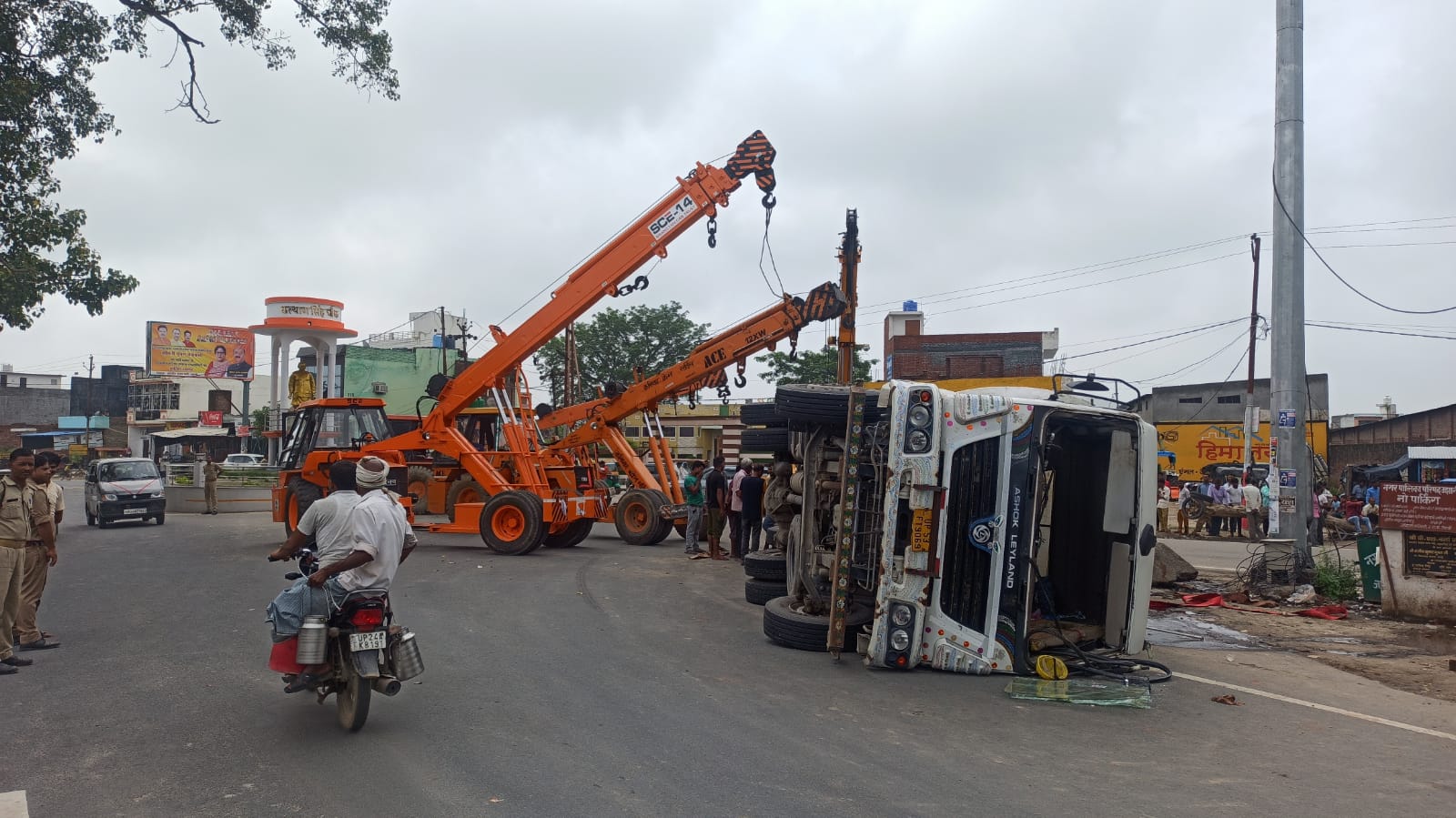 बदायूं-उझानी में कल्याण सिंह चौक पर एथेनॉल से भरा टैंकर ई रिक्शा पर पलटा ई रिक्शा चालक बाल-बाल बचा