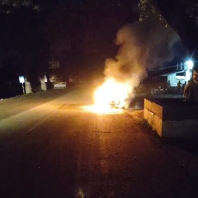 बदायूं-उझानी थाना के कछला पुलिस चौकी के पास बीती रात आल्टो कार बनी आग का गोला