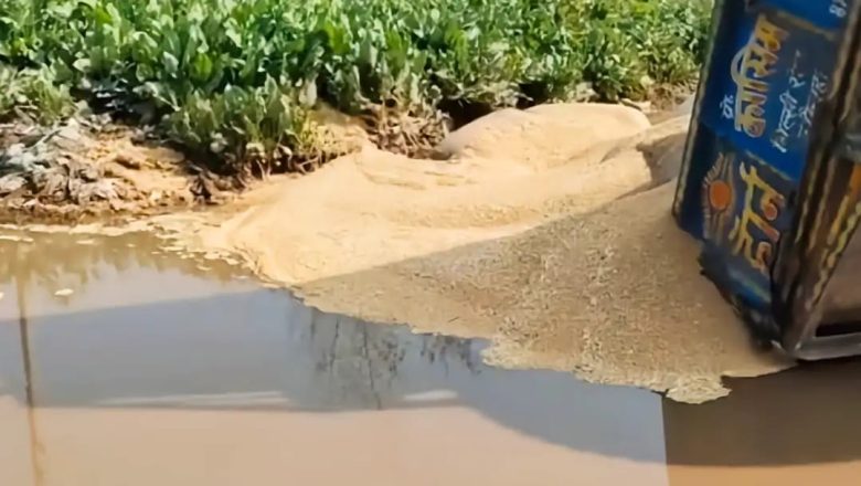 उझानी में हाईवे पर गंदा पानी जमा होने से गेहूं से भरी ट्रॉली पलटी, किसान को हजारों का नुकसान