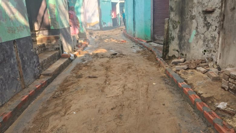 उझानी -अडोली गांव में सीसी सड़क निर्माण पर उठे सवाल, घटिया सामग्री लगाने का आरोप