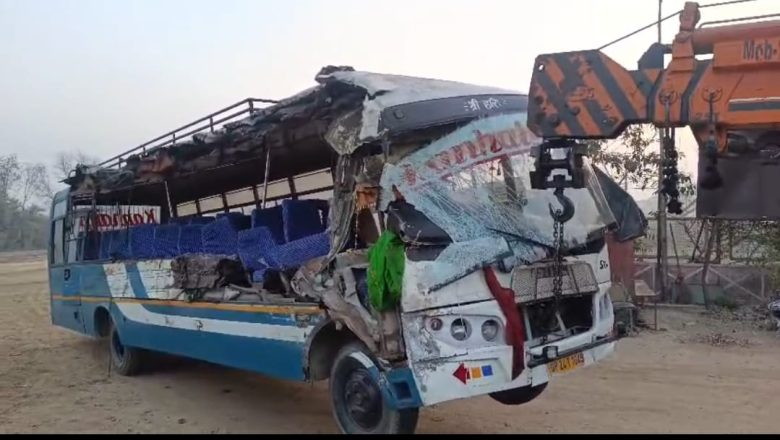 उझानी-आमने सामने से बरातियो से भरी बस में रोडबेज बस ने मारी टक्कर तीन को मौत, 9 घायल