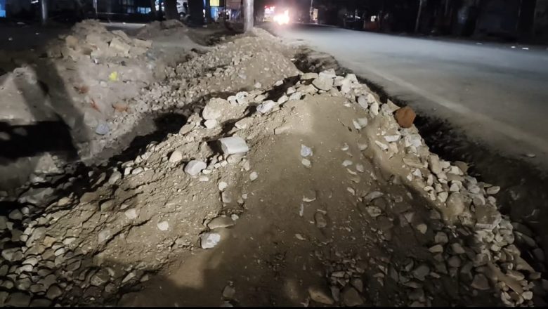 उझानी में सड़क चौड़ीकरण कार्य पर उठे सवाल, गुणवत्ता पर लग रहे आरोप