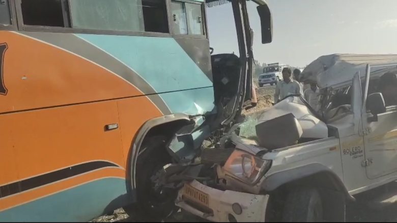 उझानी- पिकप और डबल डेकर बस में आमने सामने से जोरदार टक्कर, दो घायल, दो की मौत