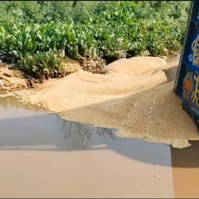 उझानी में हाईवे पर गंदा पानी जमा होने से गेहूं से भरी ट्रॉली पलटी, किसान को हजारों का नुकसान