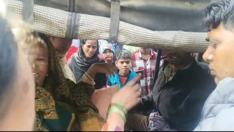 उझानी कोतवाली पहुँची महिला, मृत बच्ची को दिलाने की लगाई गुहार