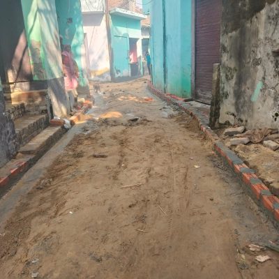 उझानी -अडोली गांव में सीसी सड़क निर्माण पर उठे सवाल, घटिया सामग्री लगाने का आरोप