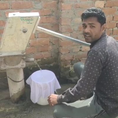 उझानी ब्लॉक के अढोली गांव में नल के पानी के साथ निकल रहे कीड़े, ग्रामीणों में बीमारी का डर