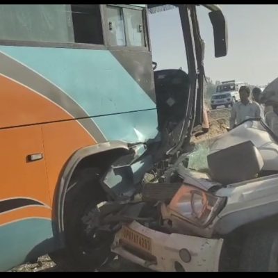 उझानी- पिकप और डबल डेकर बस में आमने सामने से जोरदार टक्कर, दो घायल, दो की मौत